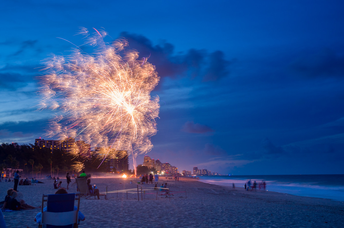 Amateur fireworks, Fort Lauderdale Beach Leica X Vario (Typ 107), 28-70mm @ 51mm, 4 sec @ f/5.2, ISO 100, tripod
